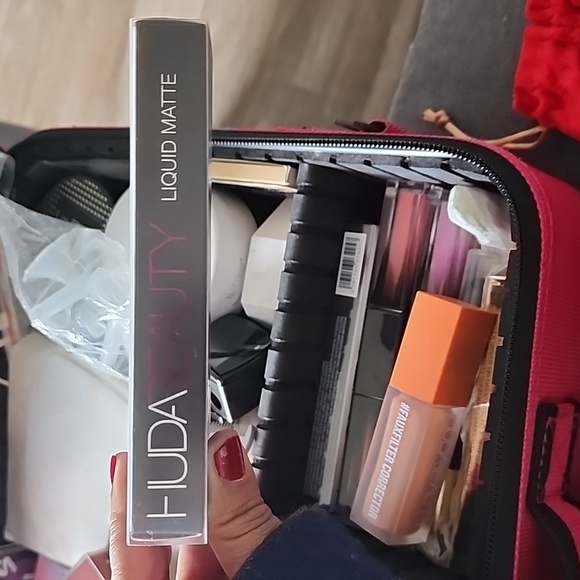 Huda Beauty Ultra-Comfort Transfer-Proof Liquid Matte | Trophy Wife | Brand New - Picture 3 of 3